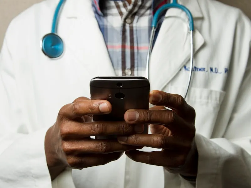 Dermatoloog in gesprek met patient